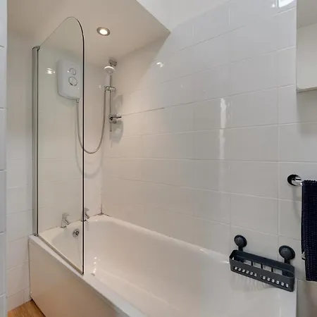 דירה Stylish Clifton Penthouse, Permit Parking X1, Nr Centre, Garden בריסטול
